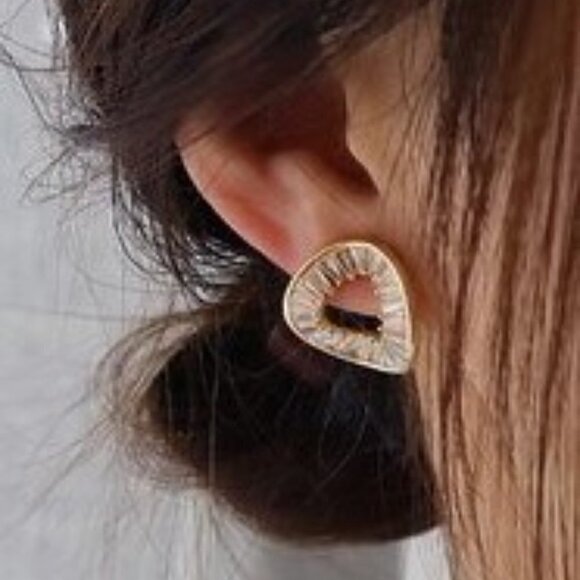 14k Gold Baguette Diamond Circle Earrings - Picture 3 of 7